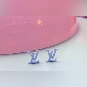 Super cute LV silver earrings!
